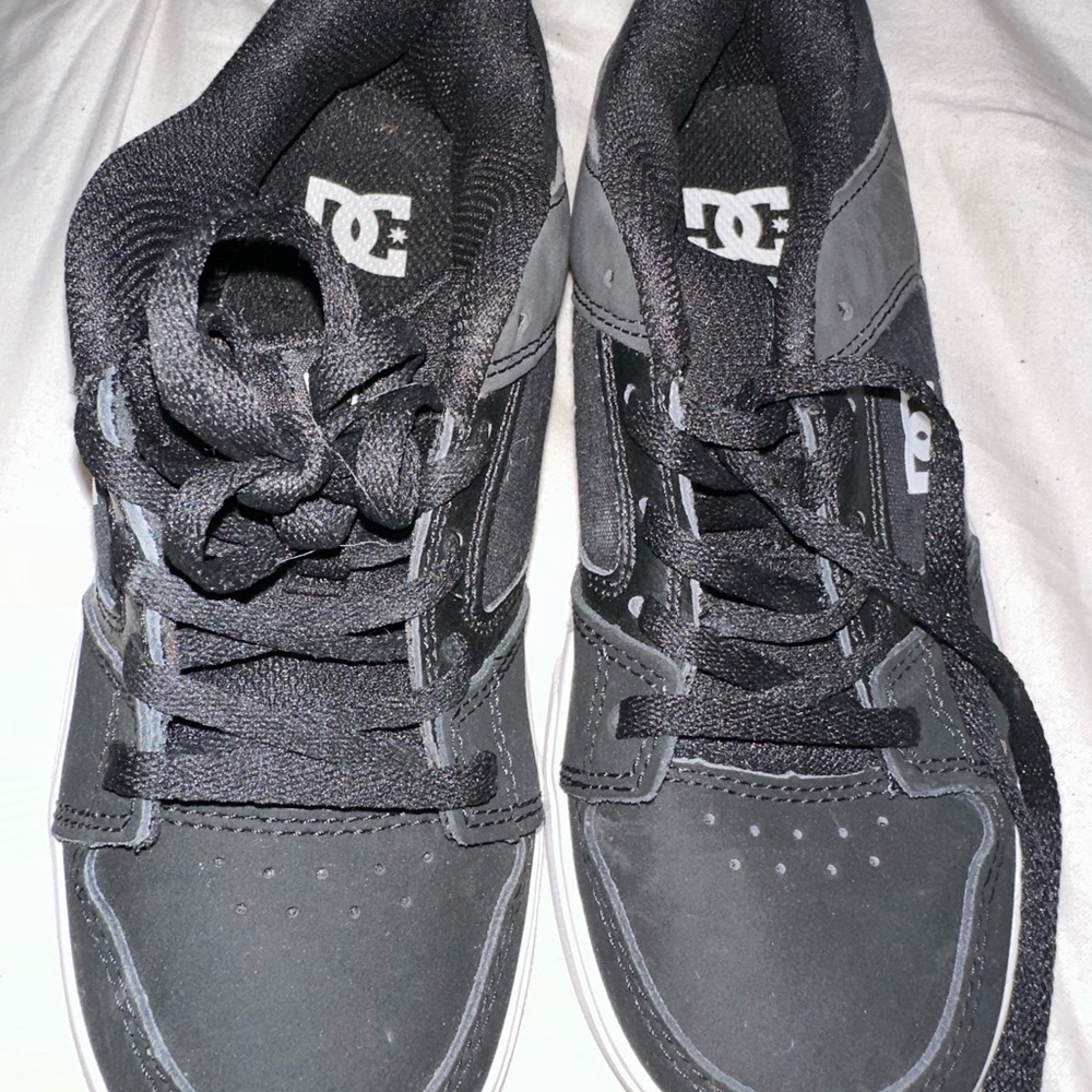DC Tennis shoes  black with white soles like new